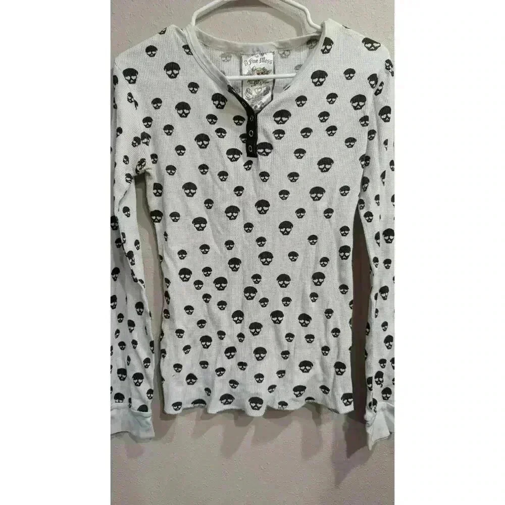Women's long sleeve waffle weave white top w/ black skull print size L